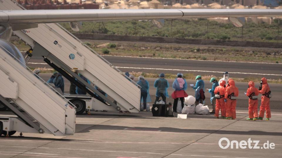 Erste Kreuzfahrtpassagiere wurden ausgeflogen. Bild: Arturo Rodriguez/AP/dpa