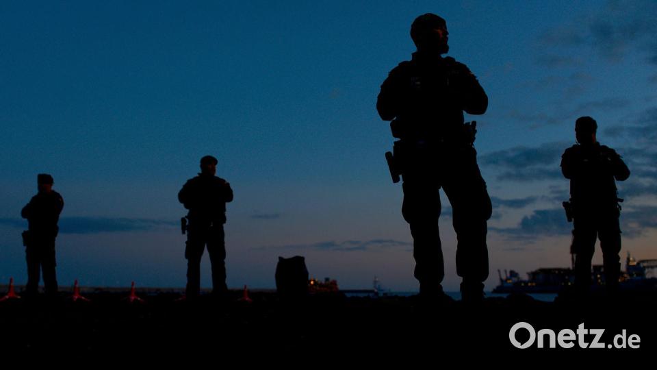 Beamte der spanischen Guardia Civil stehen Wache in dem Bereich, in dem die Passagiere des Kreuzfahrtschiffs MV Hondius im Hafen von Granadilla auf Teneriffa erwartet werden. Bild: Manu Fernandez/AP/dpa
