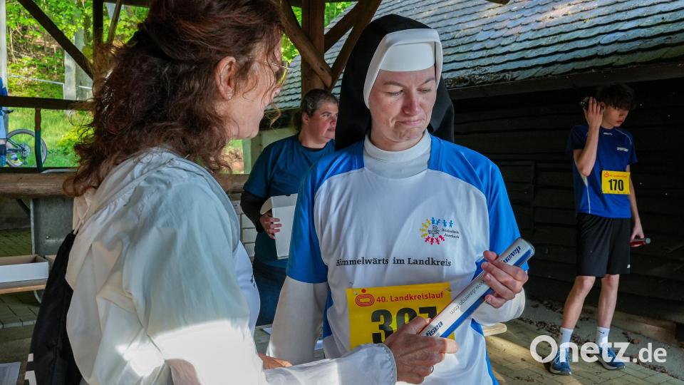 40. Landkreislauf Amberg-Sulzbach 2026. Vor dem Start am Annaberg. Die Realschule Auerbach schickt eine Staffel mit elf Sportlerinnen und Sportlern an den Start. Schulleiterin Schwester M. Ancilla Pitroff macht den Anfang. Bild: Stephan Huber
