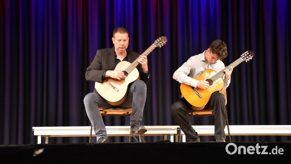 An den Gitarren glänzten Gitarrenehrer Jaroslav Honzak und Robin Plemenik. Bild: ubb