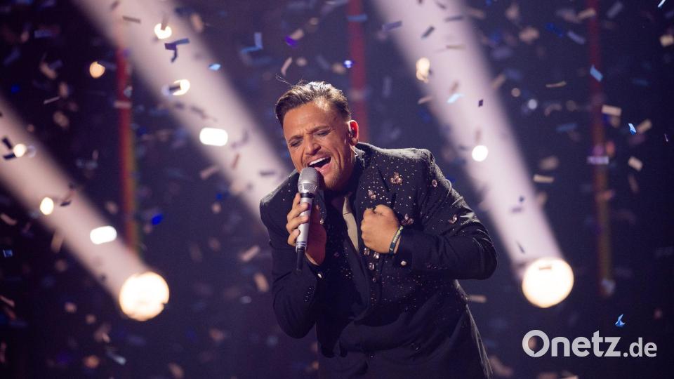 Menowin Fröhlich steht im Finale der RTL-Casting-Show „Deutschland sucht den Superstar“ (DSDS) auf der Bühne im Coloneum. Bild: Rolf Vennenbernd/dpa