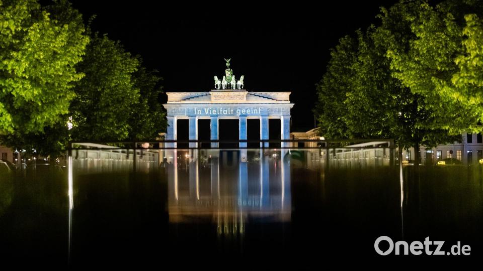 Das Brandenburger Tor wird anlässlich des Europa-Tags der Europäischen Union in den Farben der europäischen Flagge sowie mit dem Schriftzug „In Vielfalt vereint“ illuminiert. Bild: Christoph Soeder/dpa