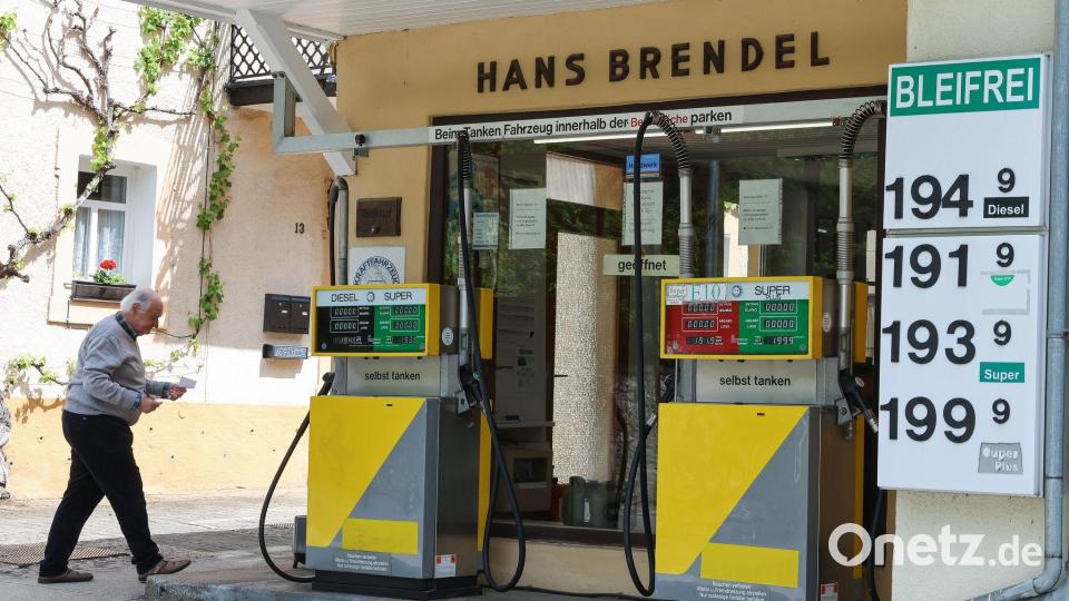 Bei Herbert Brendels Tankstelle wird der Spritpreis nur alle zwei Wochen angepasst. Bild: Daniel Löb/dpa