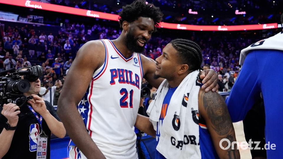 Sixers-Center Joel Embiid (l.) erwies sich nach dem Spiel als guter Verlierer. Bild: Matt Slocum/AP/dpa