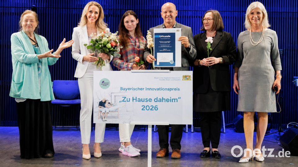 Innovationspreisverleihung in Würzburg mit dem Sieger des Bezirks Oberpfalz (von liks): Marianne Sägebrecht (Schauspielerin und Botschafterin), Elisabeth Triller (Stadt Amberg/Leiterin der städtischen Freiwilligenagentur „Engagiert in Amberg“), die prämierte ehrenamtliche Fotografin Mariana Honcharenko, Martin Reinhardt (Stadt Amberg/Leites des Amtes für soziale Angelegenheiten), Christiane Zürn, Ulrike Scharf (Bayerische Staatsministerin für Familie, Arbeit und Soziales). Bild: Bayerisches Staatsministerium für Familie, Arbeit und Soziales