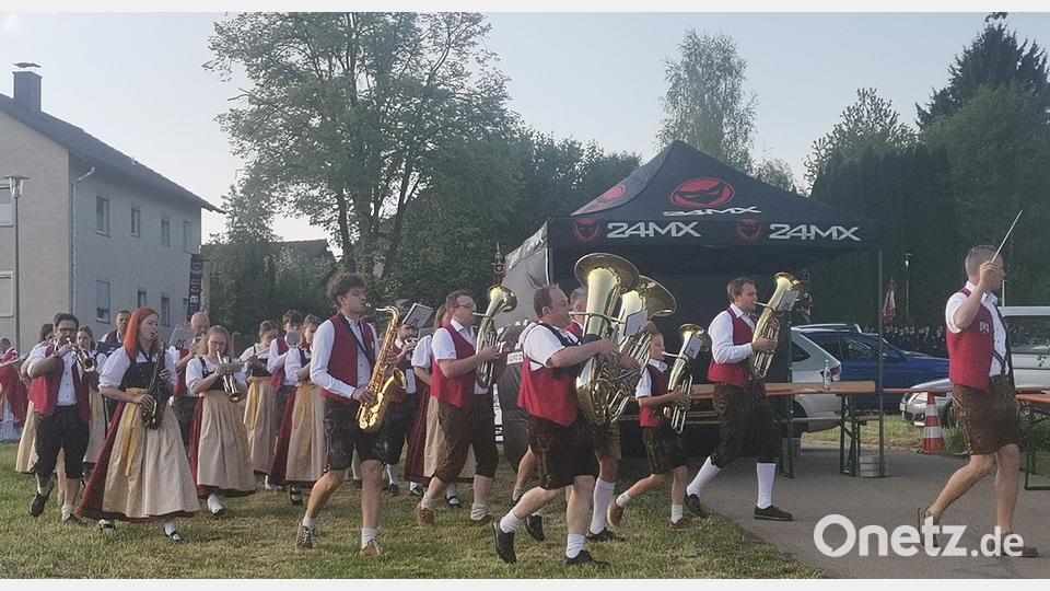 die Blaskapelle Kunschir führte den Festzug an. Bild: amö