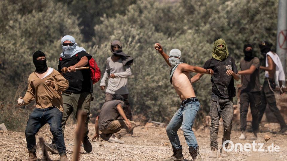 Rechtsgerichtete israelische Siedler greifen regelmäßig im Westjordanland Palästinenser an. (Archivbild) Bild: Ilia Yefimovich/dpa