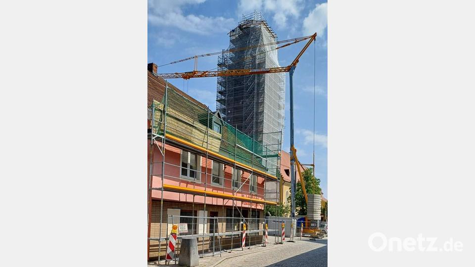 Mit dem Gerüstaufbau beim Kirchturm hat man im März 2026 begonnen. Seither wird am und im Turm kräftig gearbeitet. Nicht nur der Kirchturm wird saniert, sondern gleich nebenan auch das Gebäude der Bäckerei Heuberger (ehemals Bäckerei Schneider). Bild: u