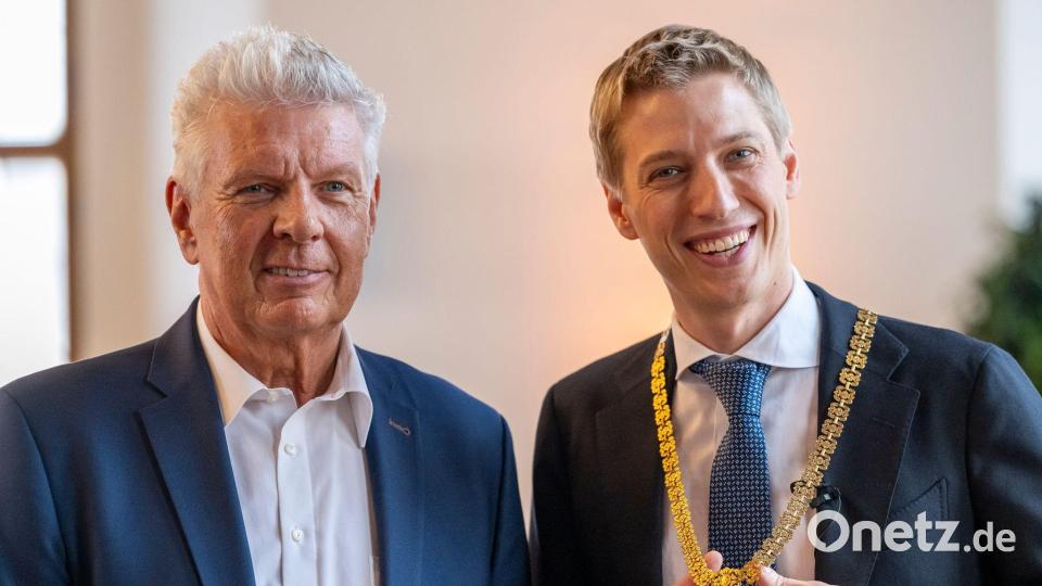 Zum symbolischen Amtswechsel gibt es lobende Worte - von beiden Seiten. Bild: Peter Kneffel/dpa