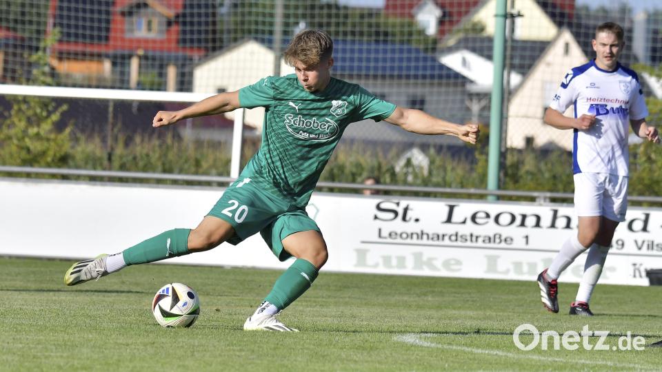 Maximilian Sailer (grün) zieht es vom 1. FC Schlicht nach Ettmannsdorf. Bild: Hubert Ziegler