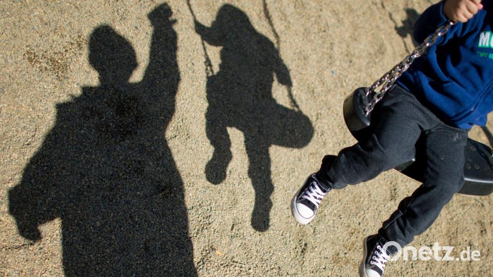 Familiengerichte sollen nach den Vorstellungen des Bundesjustizministeriums im Kinderschutzverfahren künftig soziale Trainingskurse und Gewaltpräventionsberatungen anordnen können. (Symbolbild) Bild: Julian Stratenschulte/dpa/dpa-tmn