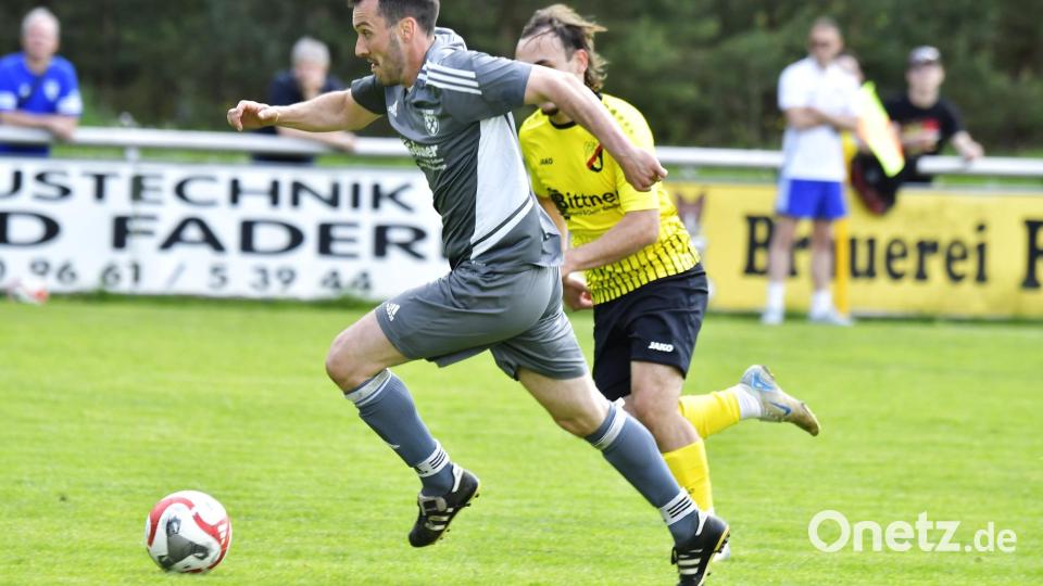 Für Johannes Kölbl (vorne) und die SG Utzenhofen geht's aufgrund der Niederlage gegen Kauerhof in die Abstiegs-Relegation. Bild: Hubert Ziegler