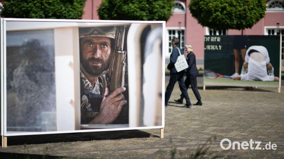 Unter dem Titel „An vorderster Front“ zeigt die Ausstellung in der Ludwiggalerie Schloss Oberhausen rund 250 Bilder der Pulitzer-Preisträgerin Anja Niedringhaus, die 2014 bei einem Attentat in Afghanistan ums Leben gekommen war. Bild: Fabian Strauch/dpa