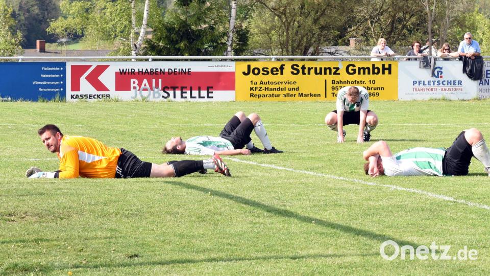 Die Pechbrunner Spieler liegen niedergeschlagen am Boden. Nach der 1:2-Niederlage gegen den SV Poppenreuth ist der Abstieg in die Kreisklasse besiegelt. Bild: Gebert