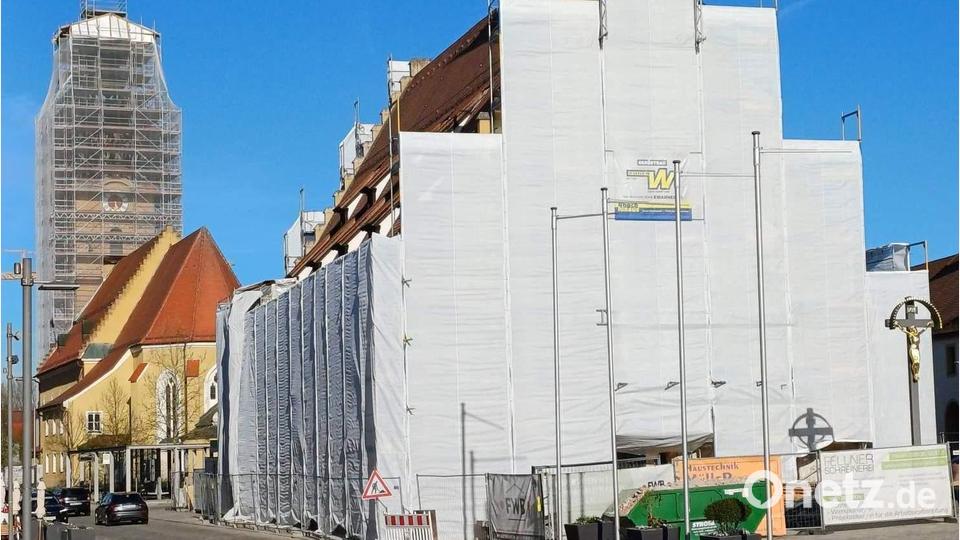 Die Stadtpfarrkirche Mariä Himmelfahrt und das historische Rathaus prägen seit Beginn des 15. Jahrhunderts das Bild der Hirschauer Innenstadt – nun eben als Baustellen. Bild: u