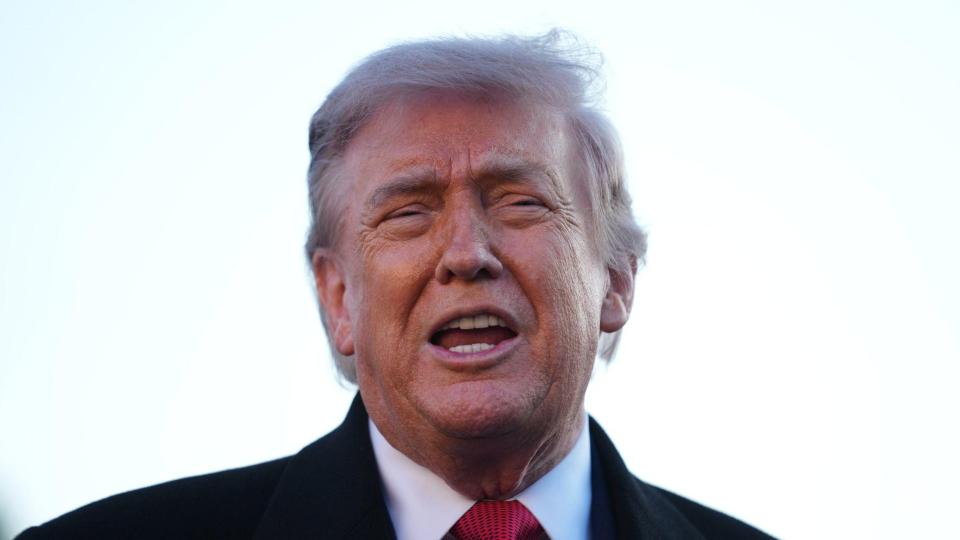 Für Trump ist die Herausgabe des hochangereicherten Urans ein zentrales Ziel. (Archivbild) Bild: Mark Schiefelbein/AP/dpa