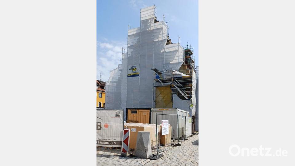 Der verhängte Westgiebel des Rathauses, das brandschutztechnisch ertüchtigt werden muss. Vor allem musste ein zweiter Rettungsweg vom zweiten Stock ins Erdgeschoss geschaffen und dafür das Gewölbe durchbrochen werden. Bild: u