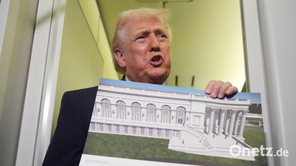 Mit kostspieligen Repräsentationsprojekten wie dem Ballsaal des Weißen Hauses und einem riesigen Triumphbogen knüpft Trump an das Verhalten früherer Könige an (Archivbild). Bild: Mark Schiefelbein/AP/dpa