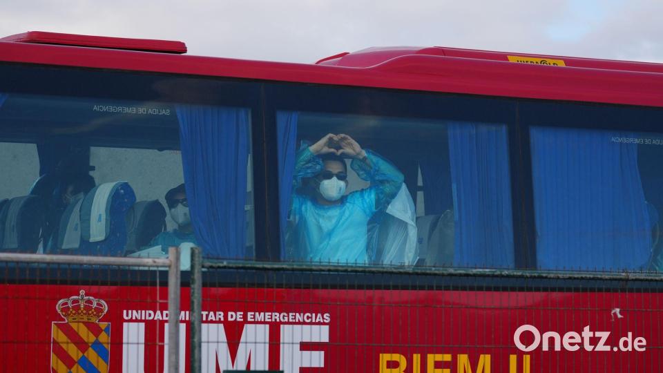 Die Passagiere wurden auf Teneriffa per Bus zum Flughafen gebracht. Bild: Europa Press Canarias/EUROPA PRESS/dpa