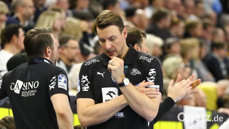 Die laufende Saison zwingt KIels Trainer Filip Jicha zum fortlaufenden Nachdenken. (Archivbild) Bild: Michael Hundt/dpa