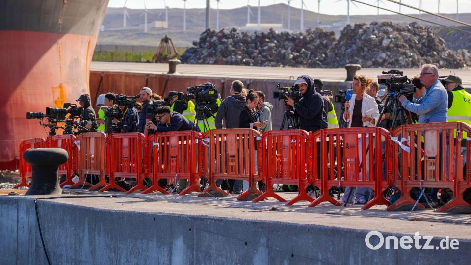 Zahlreiche Reporter berichteten im Hafen von Granadilla über die Evakuierung. Bild: Europa Press Canarias/EUROPA PRESS/dpa