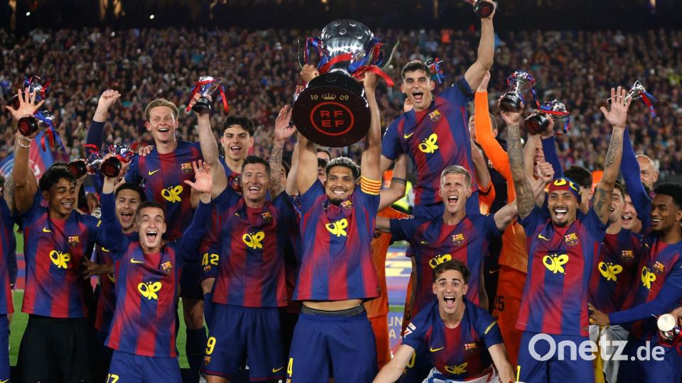 Die Spieler des FC Barcelona heben die Trophäe nach dem Sieg gegen Real Madrid und dem Gewinn des spanischen Meistertitels. Bild: Joan Monfort/AP/dpa
