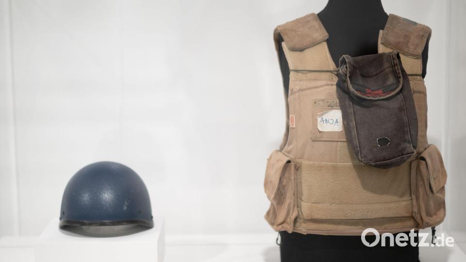 Eine schusssichere Weste und ein Blauhelm von Anja Niedringhaus liegen in einer Vitrine. Unter dem Titel „An vorderster Front“ zeigt die Ausstellung in der Ludwiggalerie Schloss Oberhausen rund 250 Bilder der Pulitzer-Preisträgerin, die 2014 bei einem Attentat in Afghanistan ums Leben gekommen war. Bild: Fabian Strauch/dpa