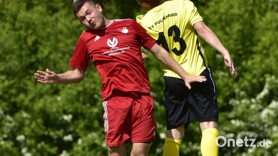 Die SpVgg Pfreimd II (rot) verabschiedete sich mit 2:0 gegen Pullenried in die Sommerpause. Bild: Hans Mark