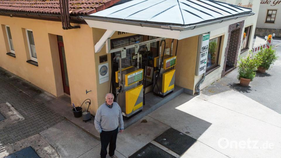 Bei Herbert Brendels Tankstelle wird der Spritpreis nur alle zwei Wochen angepasst. Bild: Daniel Löb/dpa