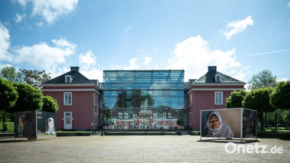 Vor der Ludwiggalerie Schloss Oberhausen stehen große Aufsteller mit Fotos von Anja Niedringhaus die in einer Ausstellung zu sehen sind. Bild: Fabian Strauch/dpa
