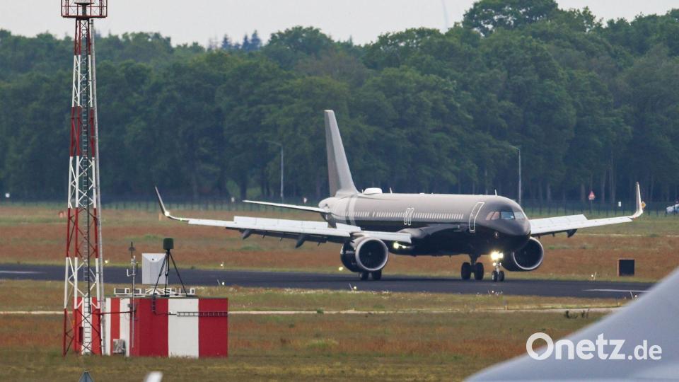 Ein Flugzeug mit Passagieren des von einem Hantavirus-Ausbruch betroffenen Kreuzfahrtschiffs landet auf dem Flughafen Eindhoven. Bild: Christoph Reichwein/dpa