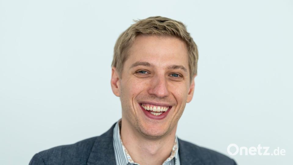 Der Münchner Oberbürgermeister Dominik Krause (Grüne) erhält von seinem Vorgänger Dieter Reiter (SPD) die Amtskette. (Archivbild) Bild: Peter Kneffel/dpa