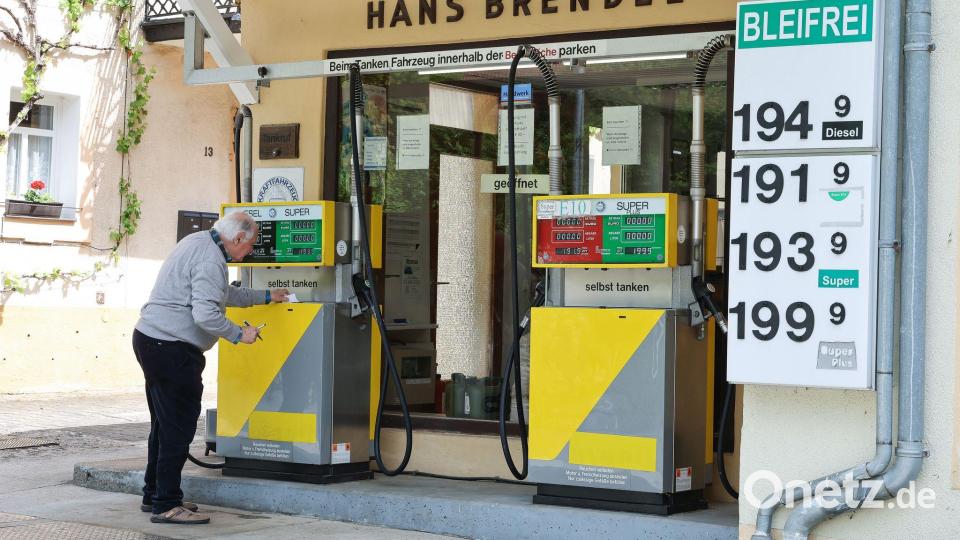 Bei Herbert Brendels Tankstelle wird der Spritpreis nur alle zwei Wochen angepasst. Bild: Daniel Löb/dpa