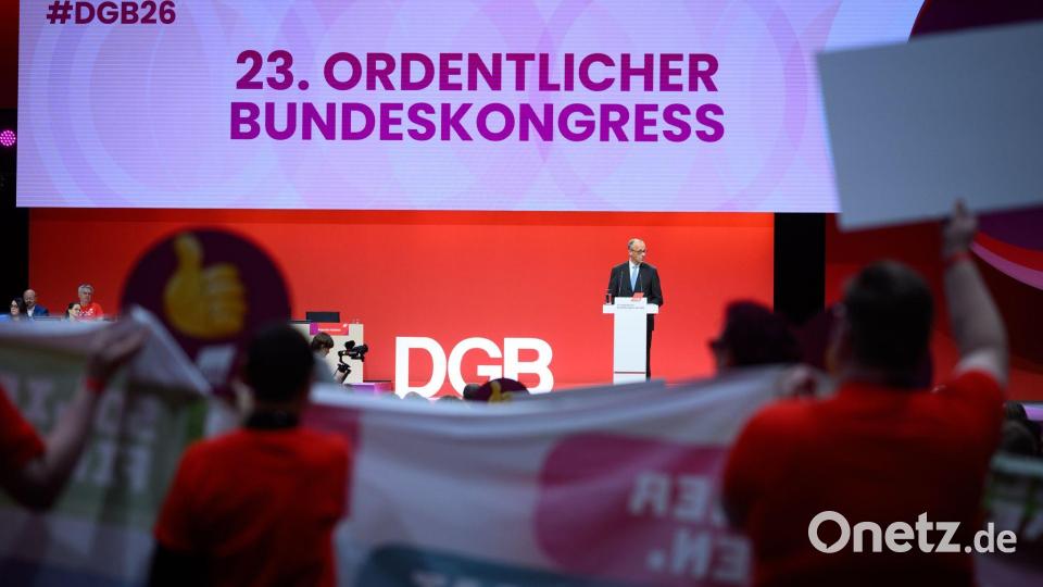 Die Gewerkschafter bereiten dem Kanzler einen eiskalten Empfang. Bild: Bernd von Jutrczenka/dpa