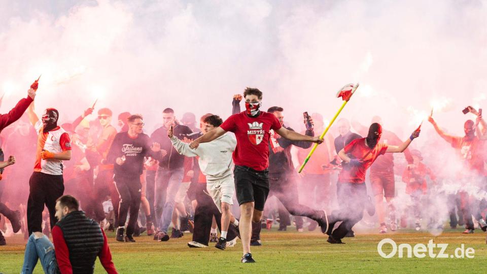 Das Spiel endete im Chaos: Wegen eines Platzsturms wurde das Derby Slavia Prag gegen Sparta Prag kurz vor dem Ende abgebrochen. (Archivbild) Bild: Kamaryt Michal/CTK/dpa