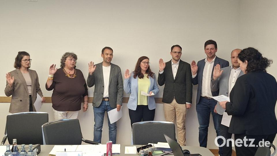 Den neuen Marktgemeinderatsmitgliedern Susanne Zeitler, Susanne Bittner, Jens Gotthardt, Carola Ertl, Bastian Ott, Johannes Grillmeier und Christoph Ott (von links) nahm Bürgermeisterin Tina Zeitler (rechts) in der konstituierenden Sitzung den Eid ab. Bild: prh