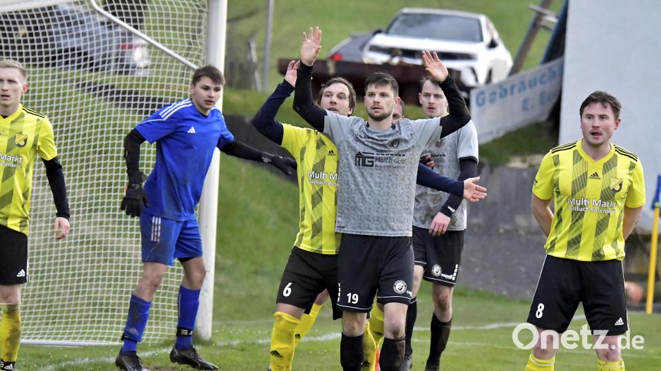 Markus Graf (vorne, in grau) wird spielender Co-Trainer beim 1. FC Schlicht. Bild: Hubert Ziegler