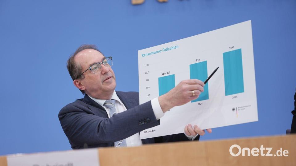 Cyberkriminalität ist laut Bundesinnenminister Dobrindt eine der größten Herausforderungen für die öffentliche Sicherheit Bild: Michael Kappeler/dpa