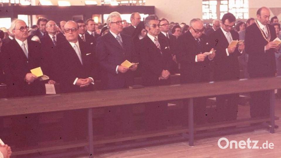 Zahlreiche Ehrengäste waren am 23. Mai 1976 zur Kircheneinweihung gekommen darunter v. r. Bürgermeister Emil Kraus, MdL Hans Wagner, Landrat Hans Raß, Bürgermister Herbert Falk (Hahnbach), Bezirksrat Josef Stauber, Kreissparkassendirektor Oetzinger und Raiffeisenbankdirektor Pongratz. Bild: Georg Stauber †