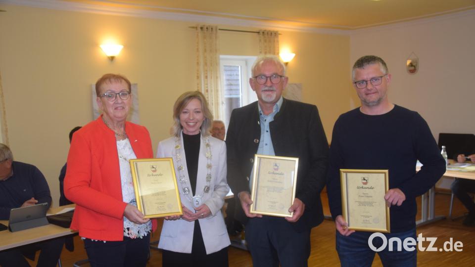 Bürgermeisterin Michaela Treml (Zweite von links) verabschiedet Bürgermeister Rudolf Schopper (Zweiter von rechts), Zweite Bürgermeisterin Maria Sauer (links) und Gemeinderat Franz Fütterer (rechts). Bild: fz
