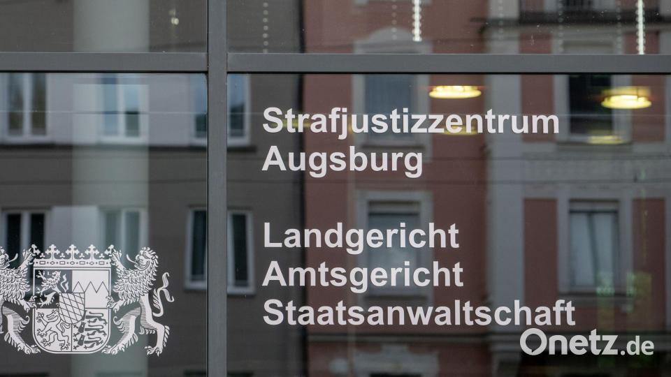 Ein Jugendlicher muss sich wegen eines rassistisch motivierten Mordversuchs vor dem Augsburger Landgericht verantworten. (Symbolbild) Bild: Stefan Puchner/dpa