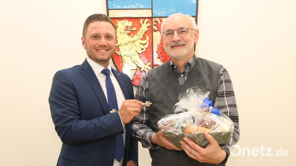 Bürgermeister Ernst Lenk (links) übergibt seinem Stellvertreter Josef Robl die goldene Krawattennadel. Bild: pi