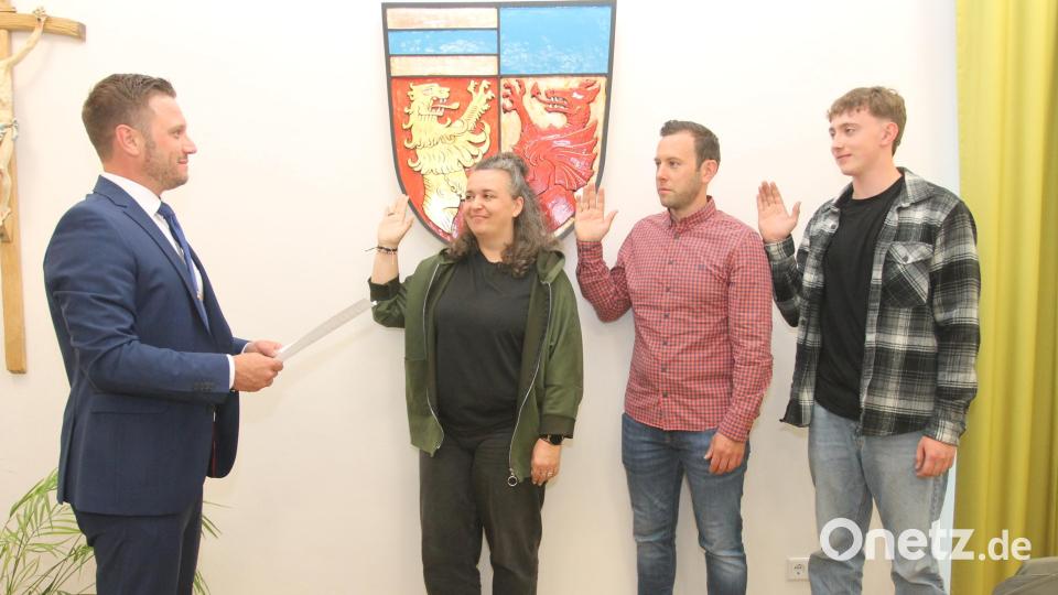 Bürgermeister Ernst Lenk (links) vereidigt die neuen Ratsmitglieder Katrin Ziegler, Sebastian Bergmann und Fabian Ziegler (weiter von links). Bild: pi