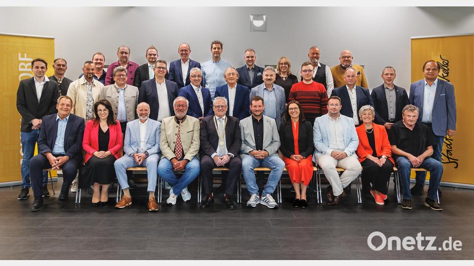 Der neu gewählte Schwandorfer Stadtrat mit Oberbürgermeister Andreas Feller (sitzend, fünfter von links) hat bei der konstituierenden Sitzung am Montag personelle und organisatorische Weichen gestellt. Bild: Hösamer