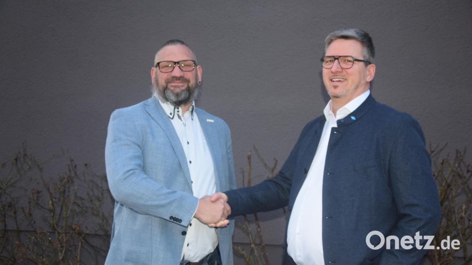 Die beiden Bürgermeisterkandidaten der Gemeinde Theisseil. Markus Gallitzdörfer nimmt die Gratulation seines Mitbewerbers Tobias Groß (von rechts) entgegen. Bild: fz