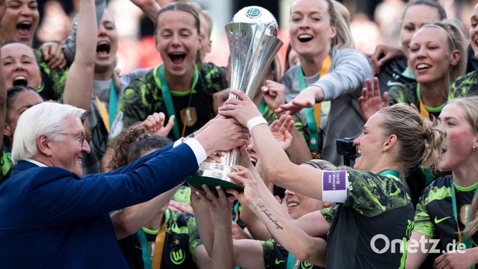 2024 nach dem Finale gegen Bayern durfte Alexandra Popp den DFB-Pokal in die Höhe stemmen - und diesmal? (Archivbild) Bild: Fabian Strauch/dpa