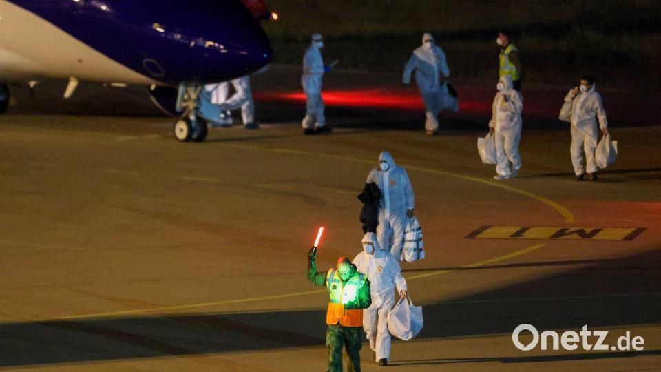 Beim Transport der Menschen von der „Hondius“ gab es strenge Sicherheitsvorkehrungen. Bild: Christoph Reichwein/dpa