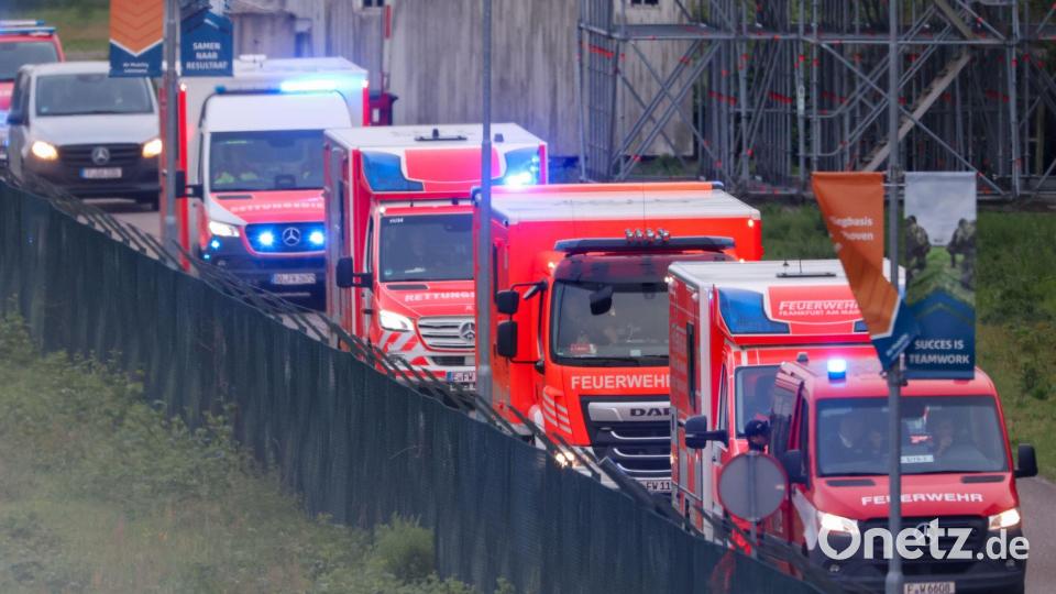 Rettungswagen aus Deutschland holten die deutschen Passagiere am Flughafen Eindhoven ab. Bild: Christoph Reichwein/dpa