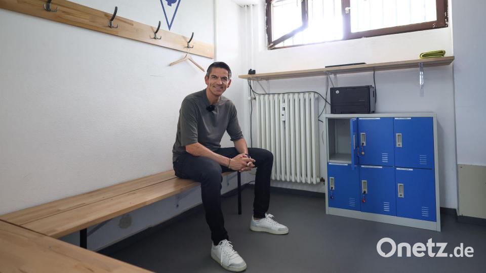 Hier hat alles angefangen: Deniz Aytekin in der Schiedsrichter-Kabine des TSV Altenberg. Bild: Daniel Löb/dpa