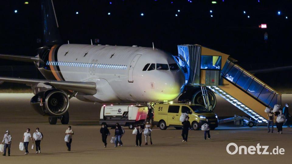 Besatzungsmitglieder der „Hondius“ erreichen am Abend den Flughafen in Eindhoven. Bild: Christoph Reichwein/dpa
